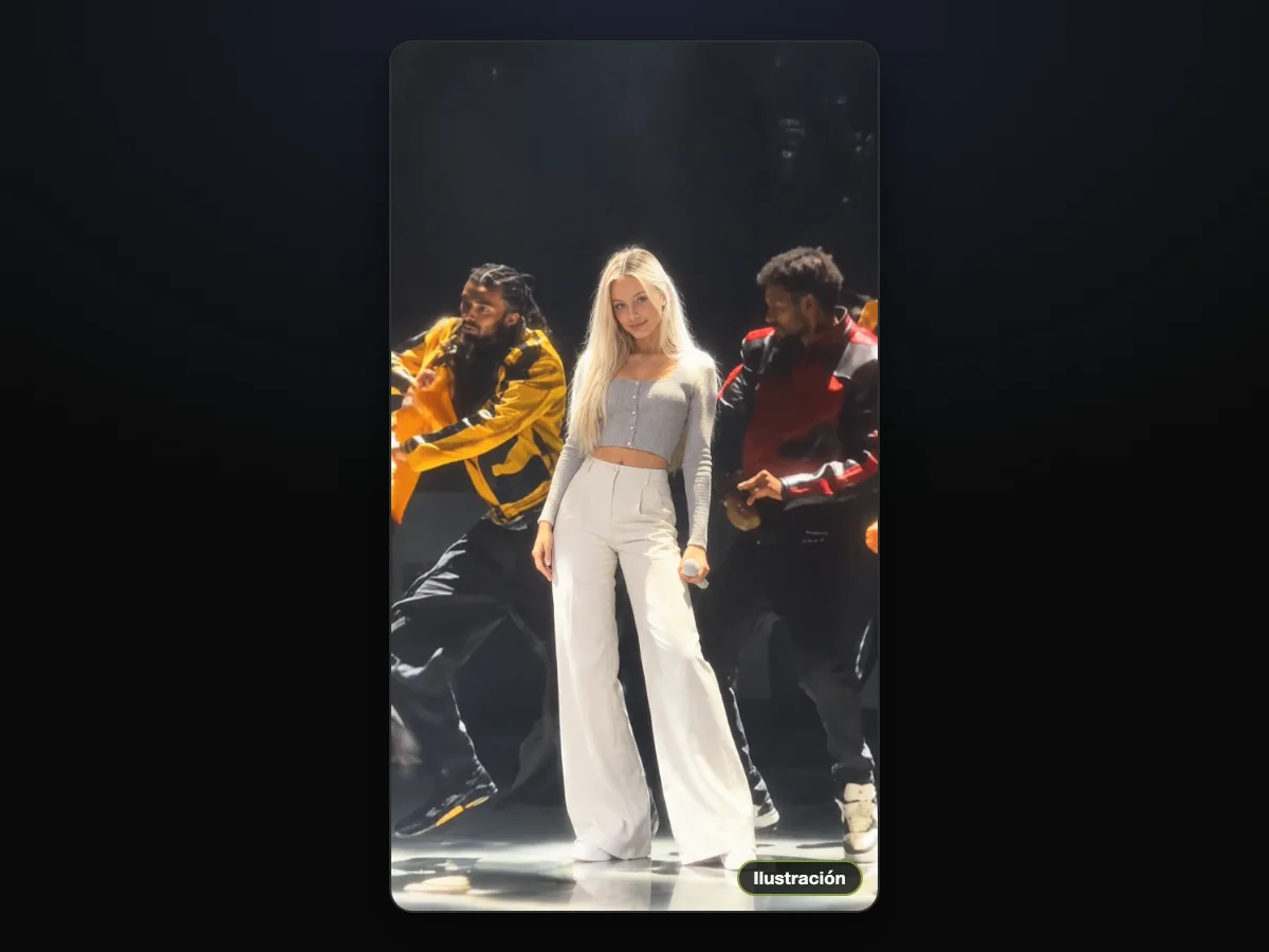 Ilustración de una joven de cabello rubio platinado muy largo con top corto gris y pantalón blanco de pierna ancha, de pie en el centro del escenario con un micrófono entre dos bailarines